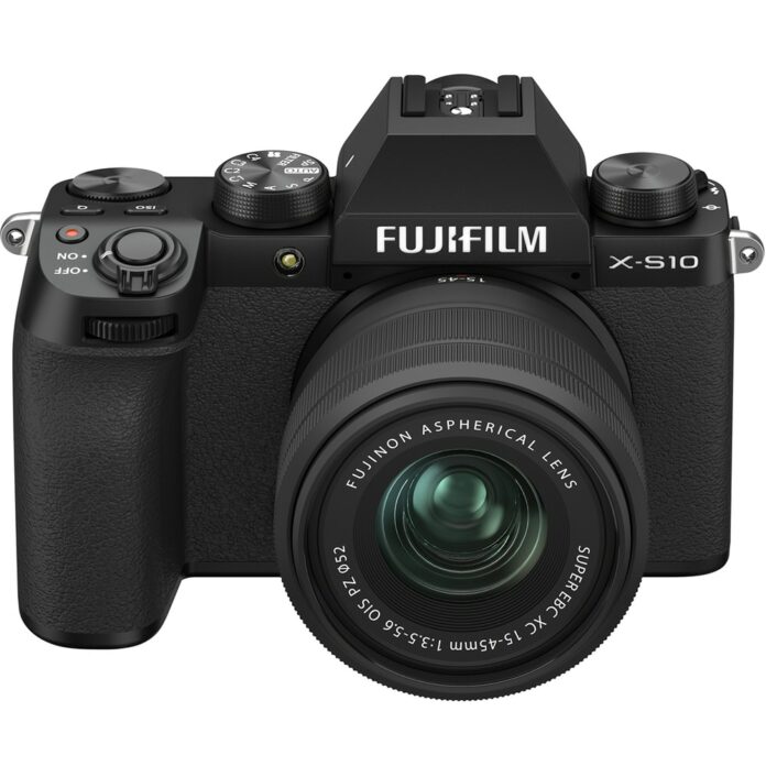 Máy ảnh Fujifilm X-S10 với ống kính XC 15-45mm