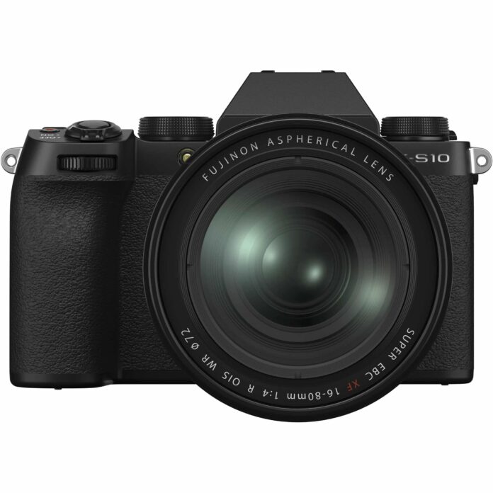 Máy ảnh Fujifilm X-S10 với ống kính XF 16-80mm