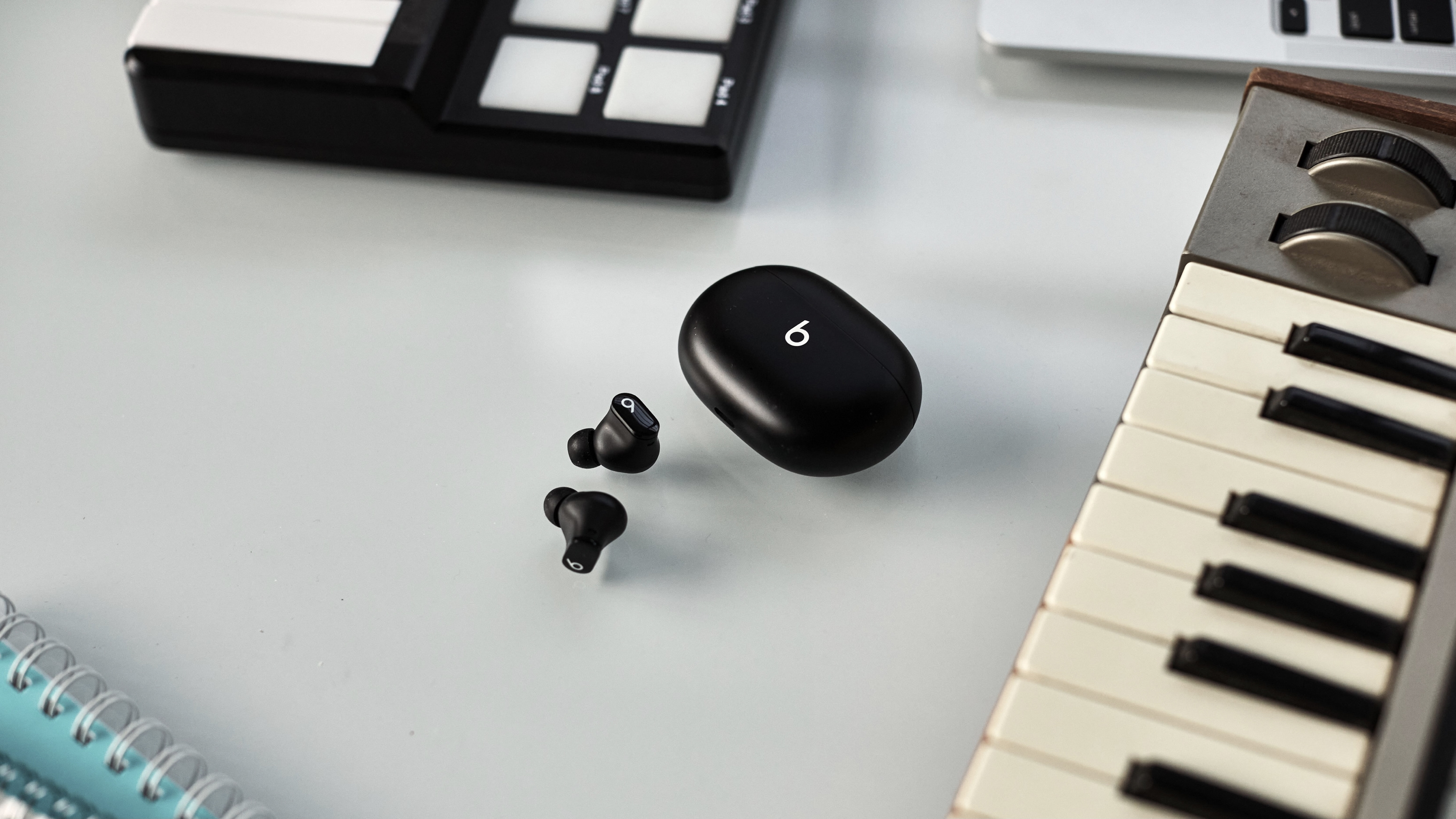 Beats Studio Buds ra mắt: Có chống ồn chủ động, Transparency, giá ngang AirPods 2