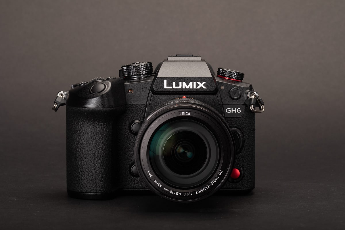 Panasonic Lumix GH6 ra mắt với cảm biến 25.2 MP, khả năng quay phim 5.7K 10-bit và còn có quạt tản nhiệt nữa