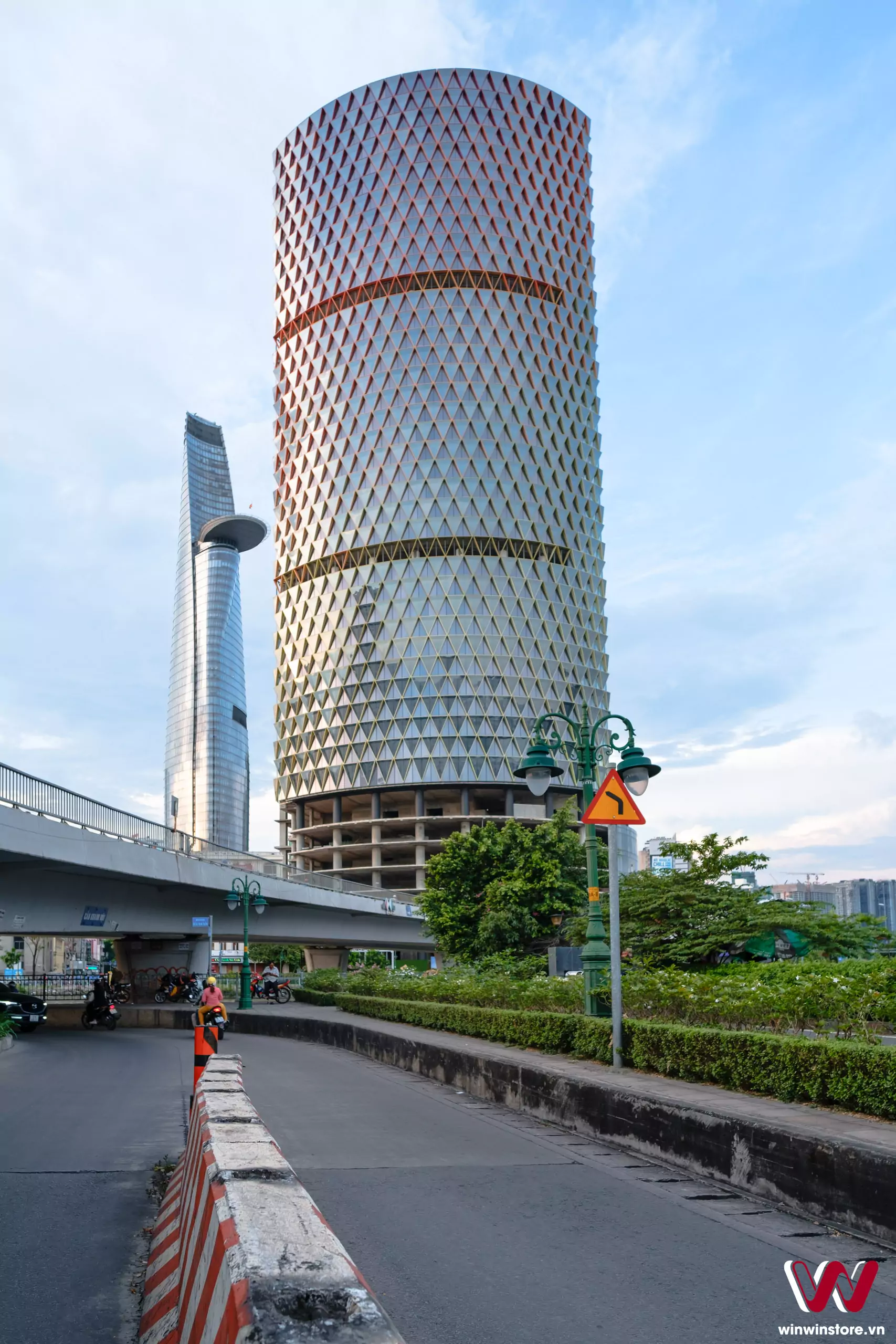 Trên tay ống kính Sigma 10-18mm F2.8 DC DN cho Fujifilm X