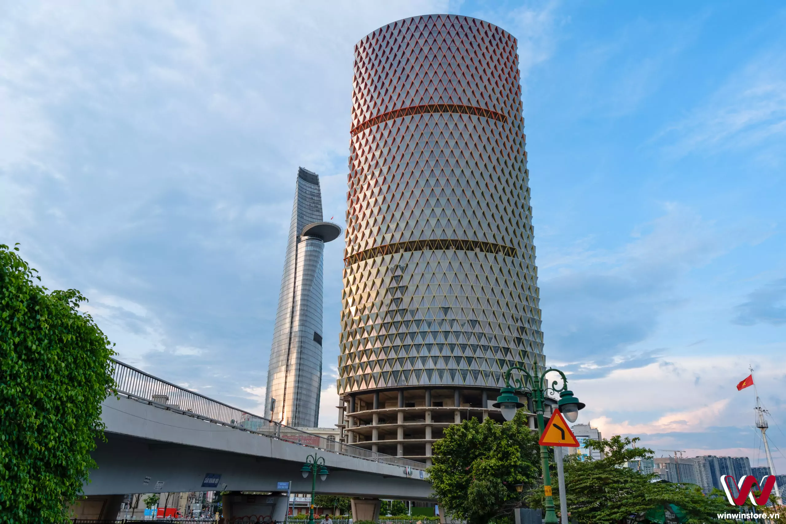 Trên tay ống kính Sigma 10-18mm F2.8 DC DN cho Fujifilm X