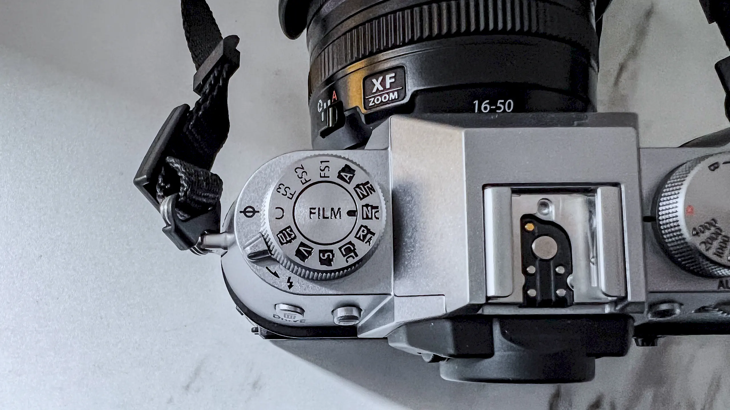So sánh Fujifilm X-T50 với Fujifilm X-T30 II: Có những nâng cấp "xịn" nào trên thế hệ mới?
