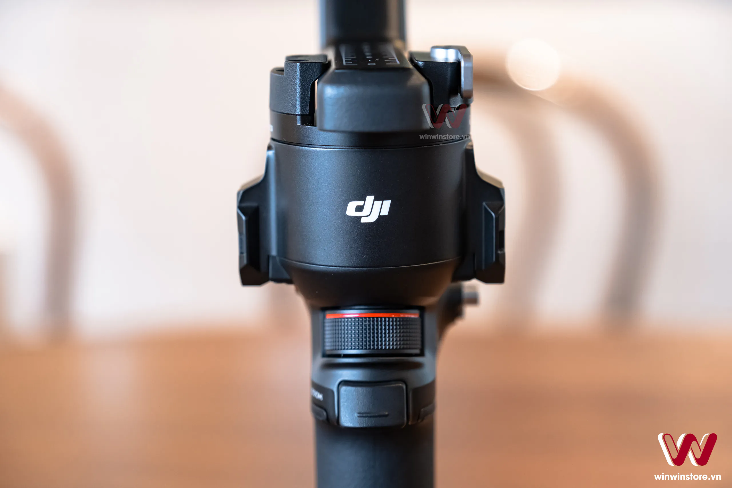 Trên tay gimbal DJI RS 4: Nâng cấp thiết kế và thuật toán chống rung, cải thiện hiệu năng và thao tác sử dụng tốt hơn