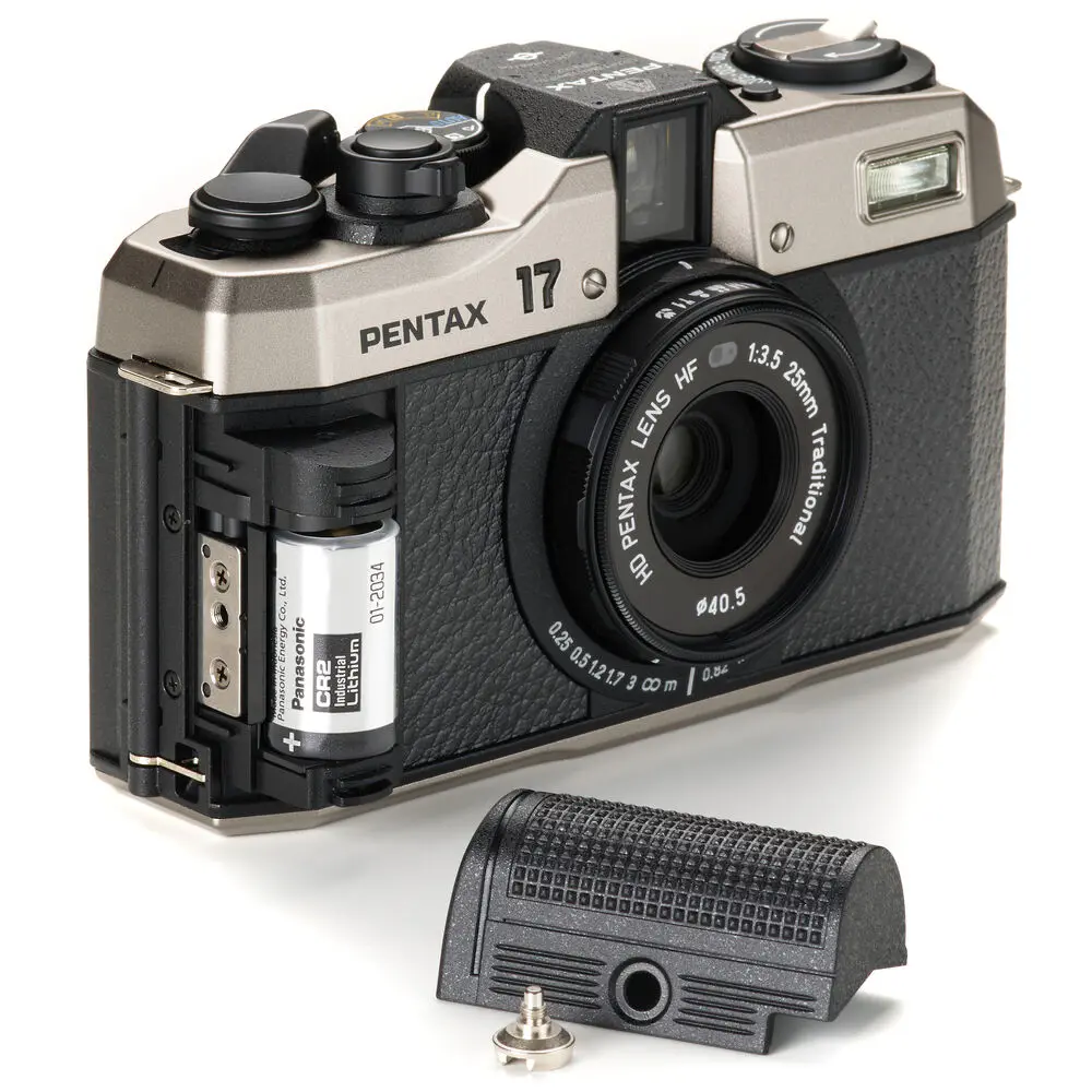 Hướng dẫn sử dụng PENTAX 17 - Tháo lắp, thay film và pin trước khi bắt đầu chụp