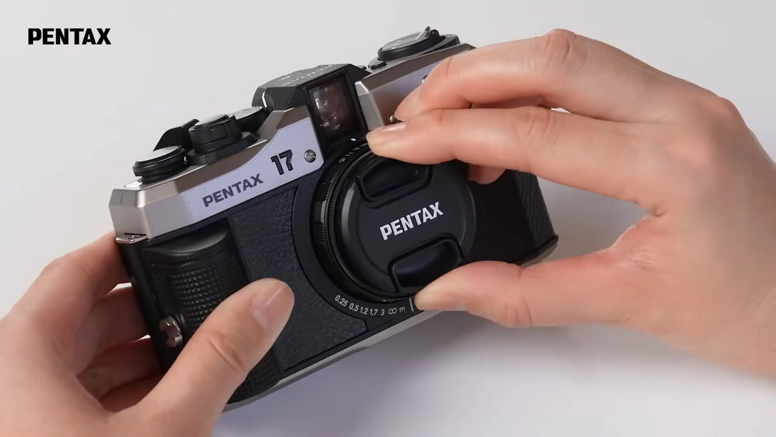 Hướng dẫn sử dụng PENTAX 17 - Tháo lắp, thay film và pin trước khi bắt đầu chụp