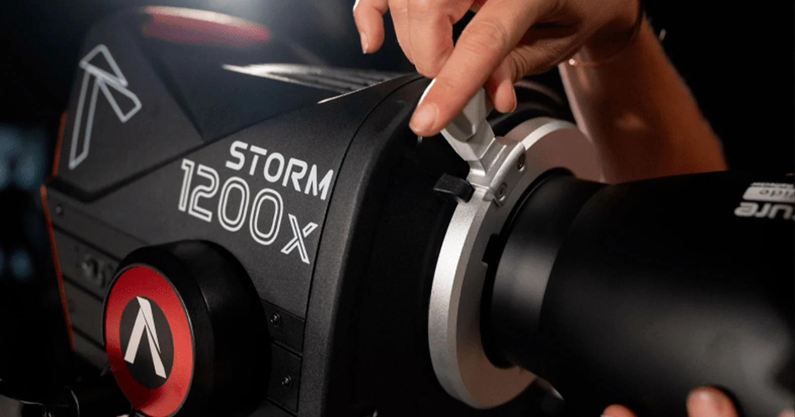 Aputure ra mắt đèn Storm 1200x với hệ thống phát sáng BLAIR mới cho Pro Filmmaker